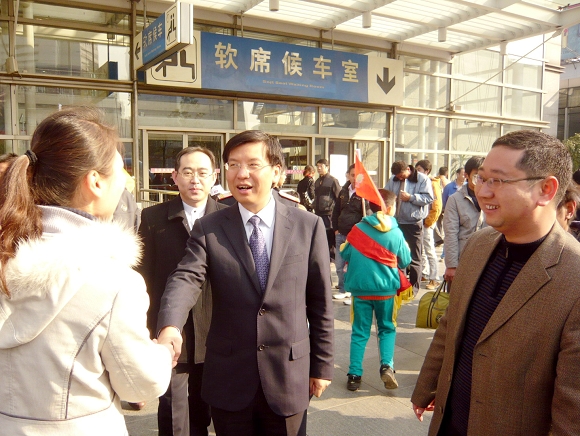 2026年世界杯团委书记宋来陪同共青团上海市委副书记陈凯慰问2026年世界杯志愿者